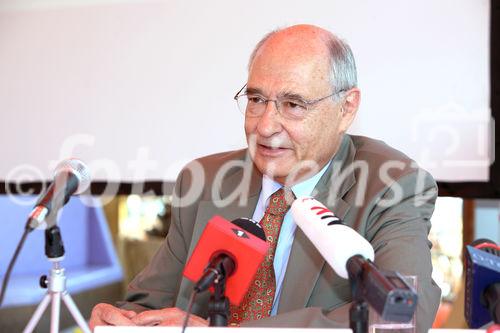 (C) fotodienst/Anna Rauchenberger - Wien, 28.05.2008 - Gesundes Sonnenbad - Bräunen ohne Risiko mit dem richtigen Sonnenschutz. FOTO: Univ.-Prof. Dr. Herbert Hönigsmann, Leiter der Universitätsklinik für Dermatologie und der Abteilung für spezielle Dermatologie und Umweltdermatosen, Medizinische Universität Wien
