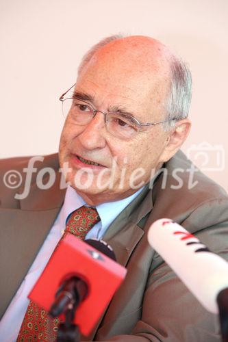 (C) fotodienst/Anna Rauchenberger - Wien, 28.05.2008 - Gesundes Sonnenbad - Bräunen ohne Risiko mit dem richtigen Sonnenschutz. FOTO: Univ.-Prof. Dr. Herbert Hönigsmann, Leiter der Universitätsklinik für Dermatologie und der Abteilung für spezielle Dermatologie und Umweltdermatosen, Medizinische Universität Wien
