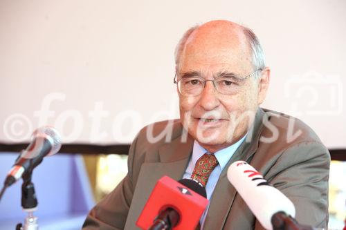 (C) fotodienst/Anna Rauchenberger - Wien, 28.05.2008 - Gesundes Sonnenbad - Bräunen ohne Risiko mit dem richtigen Sonnenschutz. FOTO: Univ.-Prof. Dr. Herbert Hönigsmann, Leiter der Universitätsklinik für Dermatologie und der Abteilung für spezielle Dermatologie und Umweltdermatosen, Medizinische Universität Wien
