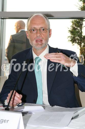 (C) fotodienst/Anna Rauchenberger - Wien, 27.05.2008 - VI. OEGV Speaker?s Lounge des Österreichischen Generikaverbandes (OEGV) zum Thema 'Strategie verlangt Treue - Maßnahmen für mehr Compliance'. FOTO: Dr. Gerald Bachinger (Patientenombudsmann des Landes Niederösterreich)