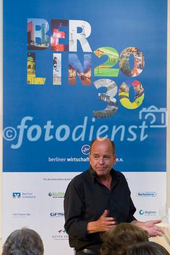 Der Kabarettist und Autor Martin Buchholz sorgte für Unterhaltung auf  der Jubiläumsveranstaltung im International Club. (C)Fotodienst/Jan-Paul Kupser
