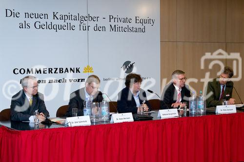 Die Berliner Wirtschaftsgespräche e.V. luden zur Diskussion in die Commerzbank Berlin ein. Foto:  Dr. Dirk Söhnholz (Vorstand Bundesverband Alternative Investments e.V., Bad Homburg),  Dr. Hans Reckers (Mitglied des Vorstands, Deutsche Bundesbank, Frankfurt), Stefanie Burgmaier (Chefredakteurin Börse Online, München), Dr. Thilo Sarrazin (Senator für Finanzen, Berlin) und Dr. Hubertus Waechter (Geschäftsführer CeWe Color AG & Co. OHG Nordcolor, Berlin). (C)Fotodienst/Jan-Paul Kupser