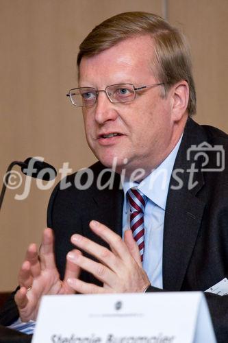 Die Berliner Wirtschaftsgespräche e.V. luden zur Diskussion in die Commerzbank Berlin ein. Foto:  Dr. Hans Reckers (Mitglied des Vorstands, Deutsche Bundesbank, Frankfurt). (C)Fotodienst/Jan-Paul Kupser