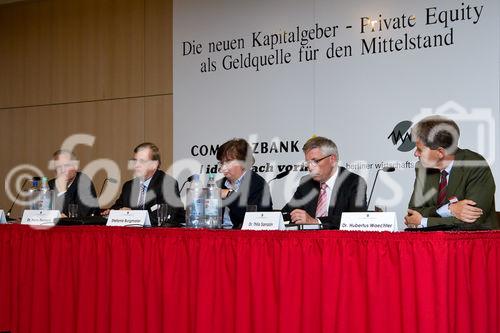 Die Berliner Wirtschaftsgespräche e.V. luden zur Diskussion in die Commerzbank Berlin ein. Foto:  Dr. Dirk Söhnholz (Vorstand Bundesverband Alternative Investments e.V., Bad Homburg),  Dr. Hans Reckers (Mitglied des Vorstands, Deutsche Bundesbank, Frankfurt), Stefanie Burgmaier (Chefredakteurin Börse Online, München), Dr. Thilo Sarrazin (Senator für Finanzen, Berlin) und Dr. Hubertus Waechter (Geschäftsführer CeWe Color AG & Co. OHG Nordcolor, Berlin). (C)Fotodienst/Jan-Paul Kupser