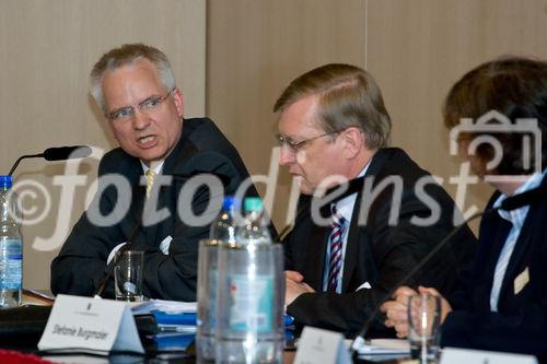 Die Berliner Wirtschaftsgespräche e.V. luden zur Diskussion in die Commerzbank Berlin ein. Foto: Dr. Dirk Söhnholz (Vorstand Bundesverband Alternative Investments e.V., Bad Homburg),  Dr. Hans Reckers (Mitglied des Vorstands, Deutsche Bundesbank, Frankfurt), Stefanie Burgmaier (Chefredakteurin Börse Online, München). (C)Fotodienst/Jan-Paul Kupser