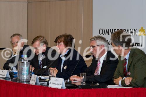 Die Berliner Wirtschaftsgespräche e.V. luden zur Diskussion in die Commerzbank Berlin ein. Foto:  Dr. Dirk Söhnholz (Vorstand Bundesverband Alternative Investments e.V., Bad Homburg),  Dr. Hans Reckers (Mitglied des Vorstands, Deutsche Bundesbank, Frankfurt), Stefanie Burgmaier (Chefredakteurin Börse Online, München), Dr. Thilo Sarrazin (Senator für Finanzen, Berlin) und Dr. Hubertus Waechter(Geschäftsführer CeWe Color AG & Co. OHG Nordcolor, Berlin). (C)Fotodienst/Jan-Paul Kupser