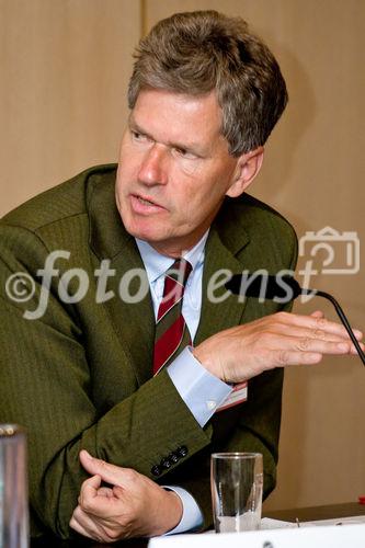 Die Berliner Wirtschaftsgespräche e.V. luden zur Diskussion in die Commerzbank Berlin ein. Foto: Dr. Hubertus Waechter( Geschäftsführer CeWe Color AG & Co. OHG Nordcolor, Berlin). (C)Fotodienst/Jan-Paul Kupser