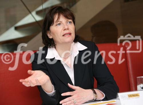 (C) fotodienst/Anna Rauchenberger - Wien, 20.05.2008 - In der Diskussion um die Frage, ob viel oder wenig Masse sich positiv auf Energiebedarf, Nachhaltigkeit, Statik und Hochwasserschutz eines Gebäudes auswirkt, tritt BAU.GENIAL nun mit einer wissenschaftlichen Studie den Beweis an: Je weniger Masse umso besser für das gesamte Gebäudesystem.  FOTO: DI Zdenka Debartoli (Sprecherin BAU.Genial).