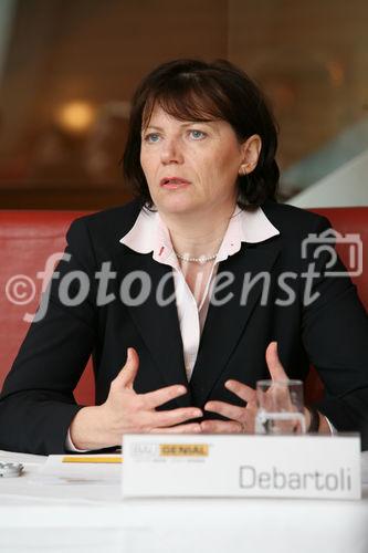 (C) fotodienst/Anna Rauchenberger - Wien, 20.05.2008 - In der Diskussion um die Frage, ob viel oder wenig Masse sich positiv auf Energiebedarf, Nachhaltigkeit, Statik und Hochwasserschutz eines Gebäudes auswirkt, tritt BAU.GENIAL nun mit einer wissenschaftlichen Studie den Beweis an: Je weniger Masse umso besser für das gesamte Gebäudesystem.  FOTO: DI Zdenka Debartoli (Sprecherin BAU.Genial).