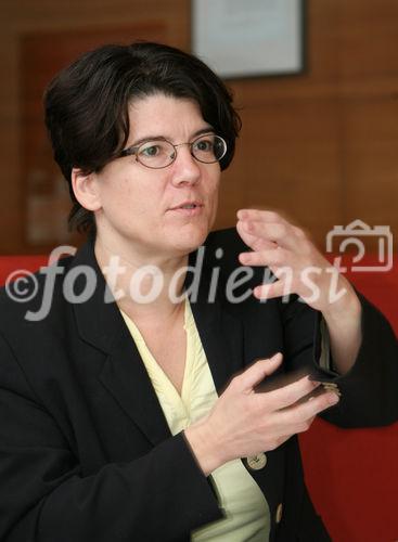 (C) fotodienst/Anna Rauchenberger - Wien, 20.05.2008 - In der Diskussion um die Frage, ob viel oder wenig Masse sich positiv auf Energiebedarf, Nachhaltigkeit, Statik und Hochwasserschutz eines Gebäudes auswirkt, tritt BAU.GENIAL nun mit einer wissenschaftlichen Studie den Beweis an: Je weniger Masse umso besser für das gesamte Gebäudesystem.  FOTO v.l.: Mag. Hildegund Mötzl (Österreichisches Institut für Baubiologie und -ökologie, IBO)