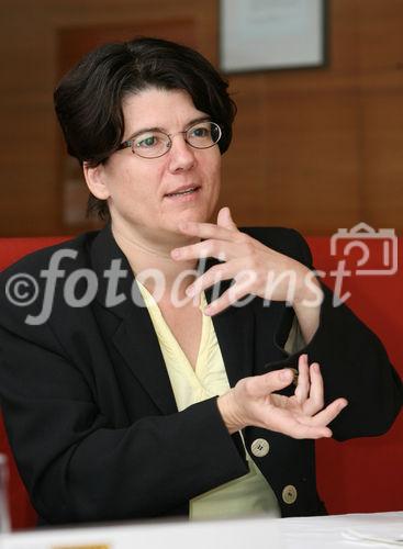 (C) fotodienst/Anna Rauchenberger - Wien, 20.05.2008 - In der Diskussion um die Frage, ob viel oder wenig Masse sich positiv auf Energiebedarf, Nachhaltigkeit, Statik und Hochwasserschutz eines Gebäudes auswirkt, tritt BAU.GENIAL nun mit einer wissenschaftlichen Studie den Beweis an: Je weniger Masse umso besser für das gesamte Gebäudesystem.  FOTO v.l.: Mag. Hildegund Mötzl (Österreichisches Institut für Baubiologie und -ökologie, IBO)