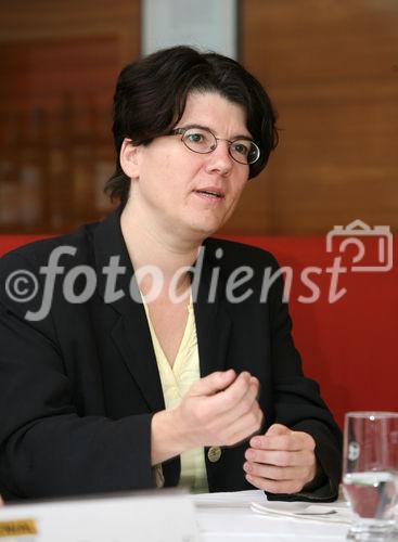 (C) fotodienst/Anna Rauchenberger - Wien, 20.05.2008 - In der Diskussion um die Frage, ob viel oder wenig Masse sich positiv auf Energiebedarf, Nachhaltigkeit, Statik und Hochwasserschutz eines Gebäudes auswirkt, tritt BAU.GENIAL nun mit einer wissenschaftlichen Studie den Beweis an: Je weniger Masse umso besser für das gesamte Gebäudesystem.  FOTO v.l.: Mag. Hildegund Mötzl (Österreichisches Institut für Baubiologie und -ökologie, IBO)