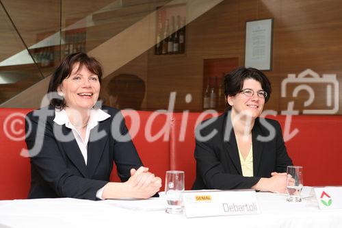 (C) fotodienst/Anna Rauchenberger - Wien, 20.05.2008 - In der Diskussion um die Frage, ob viel oder wenig Masse sich positiv auf Energiebedarf, Nachhaltigkeit, Statik und Hochwasserschutz eines Gebäudes auswirkt, tritt BAU.GENIAL nun mit einer wissenschaftlichen Studie den Beweis an: Je weniger Masse umso besser für das gesamte Gebäudesystem.  FOTO v.l.: DI Zdenka Debartoli (Sprecherin BAU.Genial),  Mag. Hildegund Mötzl (Österreichisches Institut für Baubiologie und -ökologie, IBO)