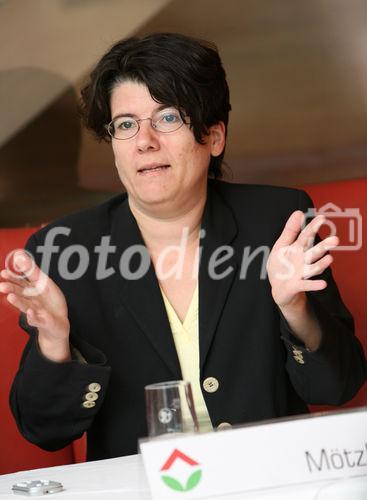 (C) fotodienst/Anna Rauchenberger - Wien, 20.05.2008 - In der Diskussion um die Frage, ob viel oder wenig Masse sich positiv auf Energiebedarf, Nachhaltigkeit, Statik und Hochwasserschutz eines Gebäudes auswirkt, tritt BAU.GENIAL nun mit einer wissenschaftlichen Studie den Beweis an: Je weniger Masse umso besser für das gesamte Gebäudesystem.  FOTO v.l.: Mag. Hildegund Mötzl (Österreichisches Institut für Baubiologie und -ökologie, IBO)