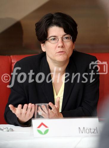 (C) fotodienst/Anna Rauchenberger - Wien, 20.05.2008 - In der Diskussion um die Frage, ob viel oder wenig Masse sich positiv auf Energiebedarf, Nachhaltigkeit, Statik und Hochwasserschutz eines Gebäudes auswirkt, tritt BAU.GENIAL nun mit einer wissenschaftlichen Studie den Beweis an: Je weniger Masse umso besser für das gesamte Gebäudesystem.  FOTO v.l.: Mag. Hildegund Mötzl (Österreichisches Institut für Baubiologie und -ökologie, IBO)