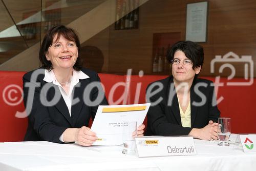 (C) fotodienst/Anna Rauchenberger - Wien, 20.05.2008 - In der Diskussion um die Frage, ob viel oder wenig Masse sich positiv auf Energiebedarf, Nachhaltigkeit, Statik und Hochwasserschutz eines Gebäudes auswirkt, tritt BAU.GENIAL nun mit einer wissenschaftlichen Studie den Beweis an: Je weniger Masse umso besser für das gesamte Gebäudesystem.  FOTO v.l.: DI Zdenka Debartoli (Sprecherin BAU.Genial),  Mag. Hildegund Mötzl (Österreichisches Institut für Baubiologie und -ökologie, IBO)