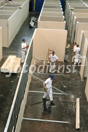 (C) fotodienst/Anna Rauchenberger - Wien, 19.05.2008 - Der Aufbau im Wiener FanCamp für die EURO 2008 ist nahezu abgeschlossen. Aus 26.000 Quadratmeter Gipskartonplatten von RIGIPS, 43.100 Laufmeter Metallprofilen und 1540 Arbeitsstunden entseht derzeit die größte Fan-Unterkunft Österreichs. Das Projekt verlangt von RIGIPS und allen Partnern kreative Lösungen Teamwork. FOTO: FanCamp