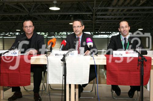 (C) fotodienst/Anna Rauchenberger - Wien, 19.05.2008 - Der Aufbau im Wiener FanCamp für die EURO 2008 ist nahezu abgeschlossen. Aus 26.000 Quadratmeter Gipskartonplatten von RIGIPS, 43.100 Laufmeter Metallprofilen und 1540 Arbeitsstunden entseht derzeit die größte Fan-Unterkunft Österreichs. Das Projekt verlangt von RIGIPS und allen Partnern kreative Lösungen Teamwork. FOTO v.l.: Marc David (Rigips, Projektleiter rigips4fans), Mag. Othmar Wutscher (General Manager Saint-Gobain Rigips Austria), Mag. Michael Mutz (Geschäftsführer FanCamp Wien)