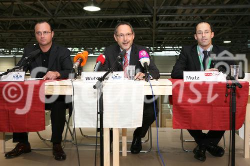 (C) fotodienst/Anna Rauchenberger - Wien, 19.05.2008 - Der Aufbau im Wiener FanCamp für die EURO 2008 ist nahezu abgeschlossen. Aus 26.000 Quadratmeter Gipskartonplatten von RIGIPS, 43.100 Laufmeter Metallprofilen und 1540 Arbeitsstunden entseht derzeit die größte Fan-Unterkunft Österreichs. Das Projekt verlangt von RIGIPS und allen Partnern kreative Lösungen Teamwork. FOTO v.l.: Marc David (Rigips, Projektleiter rigips4fans), Mag. Othmar Wutscher (General Manager Saint-Gobain Rigips Austria), Mag. Michael Mutz (Geschäftsführer FanCamp Wien)