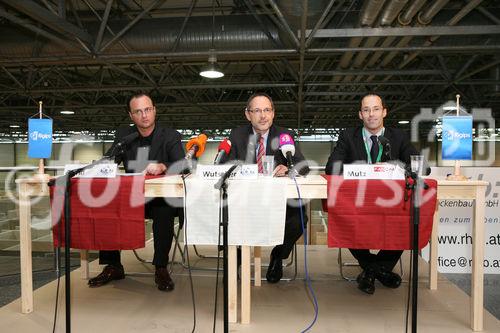 (C) fotodienst/Anna Rauchenberger - Wien, 19.05.2008 - Der Aufbau im Wiener FanCamp für die EURO 2008 ist nahezu abgeschlossen. Aus 26.000 Quadratmeter Gipskartonplatten von RIGIPS, 43.100 Laufmeter Metallprofilen und 1540 Arbeitsstunden entseht derzeit die größte Fan-Unterkunft Österreichs. Das Projekt verlangt von RIGIPS und allen Partnern kreative Lösungen Teamwork. FOTO v.l.: Marc David (Rigips, Projektleiter rigips4fans), Mag. Othmar Wutscher (General Manager Saint-Gobain Rigips Austria), Mag. Michael Mutz (Geschäftsführer FanCamp Wien)