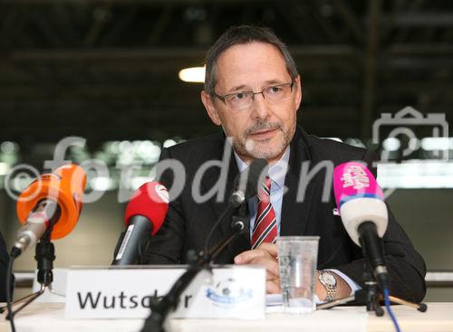 (C) fotodienst/Anna Rauchenberger - Wien, 19.05.2008 - Der Aufbau im Wiener FanCamp für die EURO 2008 ist nahezu abgeschlossen. Aus 26.000 Quadratmeter Gipskartonplatten von RIGIPS, 43.100 Laufmeter Metallprofilen und 1540 Arbeitsstunden entseht derzeit die größte Fan-Unterkunft Österreichs. Das Projekt verlangt von RIGIPS und allen Partnern kreative Lösungen Teamwork. FOTO: Mag. Othmar Wutscher (General Manager Saint-Gobain Rigips Austria)