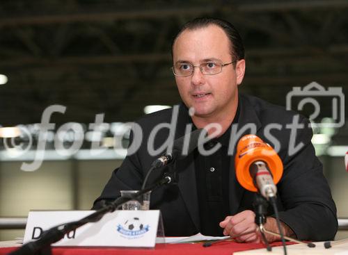 (C) fotodienst/Anna Rauchenberger - Wien, 19.05.2008 - Der Aufbau im Wiener FanCamp für die EURO 2008 ist nahezu abgeschlossen. Aus 26.000 Quadratmeter Gipskartonplatten von RIGIPS, 43.100 Laufmeter Metallprofilen und 1540 Arbeitsstunden entseht derzeit die größte Fan-Unterkunft Österreichs. Das Projekt verlangt von RIGIPS und allen Partnern kreative Lösungen Teamwork. FOTO: Marc David (Rigips, Projektleiter rigips4fans), 