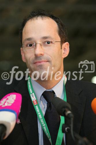 (C) fotodienst/Anna Rauchenberger - Wien, 19.05.2008 - Der Aufbau im Wiener FanCamp für die EURO 2008 ist nahezu abgeschlossen. Aus 26.000 Quadratmeter Gipskartonplatten von RIGIPS, 43.100 Laufmeter Metallprofilen und 1540 Arbeitsstunden entseht derzeit die größte Fan-Unterkunft Österreichs. Das Projekt verlangt von RIGIPS und allen Partnern kreative Lösungen Teamwork. FOTO: Mag. Michael Mutz (Geschäftsführer FanCamp Wien)