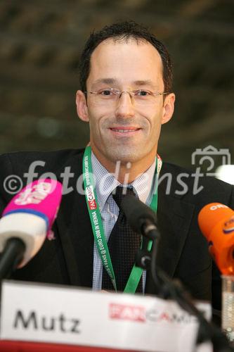 (C) fotodienst/Anna Rauchenberger - Wien, 19.05.2008 - Der Aufbau im Wiener FanCamp für die EURO 2008 ist nahezu abgeschlossen. Aus 26.000 Quadratmeter Gipskartonplatten von RIGIPS, 43.100 Laufmeter Metallprofilen und 1540 Arbeitsstunden entseht derzeit die größte Fan-Unterkunft Österreichs. Das Projekt verlangt von RIGIPS und allen Partnern kreative Lösungen Teamwork. FOTO: Mag. Michael Mutz (Geschäftsführer FanCamp Wien)