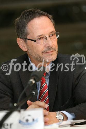 (C) fotodienst/Anna Rauchenberger - Wien, 19.05.2008 - Der Aufbau im Wiener FanCamp für die EURO 2008 ist nahezu abgeschlossen. Aus 26.000 Quadratmeter Gipskartonplatten von RIGIPS, 43.100 Laufmeter Metallprofilen und 1540 Arbeitsstunden entseht derzeit die größte Fan-Unterkunft Österreichs. Das Projekt verlangt von RIGIPS und allen Partnern kreative Lösungen Teamwork. FOTO: Mag. Othmar Wutscher (General Manager Saint-Gobain Rigips Austria)