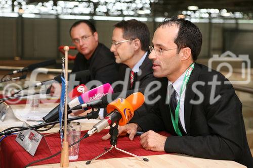 (C) fotodienst/Anna Rauchenberger - Wien, 19.05.2008 - Der Aufbau im Wiener FanCamp für die EURO 2008 ist nahezu abgeschlossen. Aus 26.000 Quadratmeter Gipskartonplatten von RIGIPS, 43.100 Laufmeter Metallprofilen und 1540 Arbeitsstunden entseht derzeit die größte Fan-Unterkunft Österreichs. Das Projekt verlangt von RIGIPS und allen Partnern kreative Lösungen Teamwork. FOTO v.l.: Marc David (Rigips, Projektleiter rigips4fans), Mag. Othmar Wutscher (General Manager Saint-Gobain Rigips Austria), Mag. Michael Mutz (Geschäftsführer FanCamp Wien)