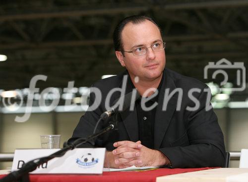 (C) fotodienst/Anna Rauchenberger - Wien, 19.05.2008 - Der Aufbau im Wiener FanCamp für die EURO 2008 ist nahezu abgeschlossen. Aus 26.000 Quadratmeter Gipskartonplatten von RIGIPS, 43.100 Laufmeter Metallprofilen und 1540 Arbeitsstunden entseht derzeit die größte Fan-Unterkunft Österreichs. Das Projekt verlangt von RIGIPS und allen Partnern kreative Lösungen Teamwork. FOTO: Marc David (Rigips, Projektleiter rigips4fans), 