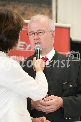 (C) fotodienst/Anna Rauchenberger - Wien, 16.05.2008 - Eröffnung Steyr Center Nord: Steyr eröffnete am 16. Mai 2008 das neue große Steyr Center Nord in Harmannsdorf-Rückersdorf und bietet damit für das wichtige Einzugsgebiet Wald- und Weinviertel optimalen Verkaufs-, Werkstätten- und Ersatzteiledienst nahe beim Kunden. FOTO: Rudolf Hinterberger - Business Director Steyr und Case IH