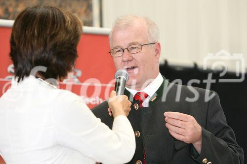 (C) fotodienst/Anna Rauchenberger - Wien, 16.05.2008 - Eröffnung Steyr Center Nord: Steyr eröffnete am 16. Mai 2008 das neue große Steyr Center Nord in Harmannsdorf-Rückersdorf und bietet damit für das wichtige Einzugsgebiet Wald- und Weinviertel optimalen Verkaufs-, Werkstätten- und Ersatzteiledienst nahe beim Kunden. FOTO: Rudolf Hinterberger - Business Director Steyr und Case IH