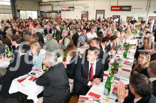 (C) fotodienst/Anna Rauchenberger - Wien, 16.05.2008 - Eröffnung Steyr Center Nord: Steyr eröffnete am 16. Mai 2008 das neue große Steyr Center Nord in Harmannsdorf-Rückersdorf und bietet damit für das wichtige Einzugsgebiet Wald- und Weinviertel optimalen Verkaufs-, Werkstätten- und Ersatzteiledienst nahe beim Kunden.