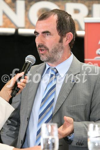 (C) fotodienst/Anna Rauchenberger - Wien, 16.05.2008 - Eröffnung Steyr Center Nord: Steyr eröffnete am 16. Mai 2008 das neue große Steyr Center Nord in Harmannsdorf-Rückersdorf und bietet damit für das wichtige Einzugsgebiet Wald- und Weinviertel optimalen Verkaufs-, Werkstätten- und Ersatzteiledienst nahe beim Kunden. FOTO: Landesrat Josef Plank