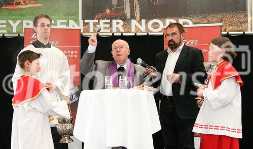 (C) fotodienst/Anna Rauchenberger - Wien, 16.05.2008 - Eröffnung Steyr Center Nord: Steyr eröffnete am 16. Mai 2008 das neue große Steyr Center Nord in Harmannsdorf-Rückersdorf und bietet damit für das wichtige Einzugsgebiet Wald- und Weinviertel optimalen Verkaufs-, Werkstätten- und Ersatzteiledienst nahe beim Kunden. FOTO: Segen des Pfarrers