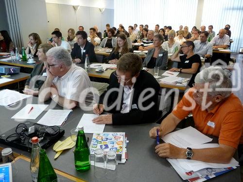 Fünf Stationen, fünf mal volles Haus. Das Thema: Social Media in der Schweiz. HIer Workshop-Teilnehmerinnen in Bern.