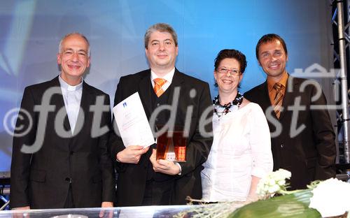 (C) fotodienst/Anna Rauchenberger - Wien, 15.05.2008 - Bereits zum fünften Mal wurde der TRIGOS ? die Auszeichnung für Unternehmen mit Verantwortung ? verliehen. Auch in diesem Jahr hatten österreichische Vorzeigeunternehmen die Möglichkeit, für ihr gesellschaftliches Engagement in den Bereichen Arbeitsplatz , Markt , Gesellschaft und erstmals auch Ökologie prämiert zu werden. FOTO v.l.: Msgr. DDr. Michael Landau (Caritasdirektor Wien), Erich Neuwirth (Human Resource Manager, TNT Express), Christine Marek, Staatsekretärin im Bundesministerium für Wirtschaft und Arbeit, Thomas Lutz (Unternehmenssprecher Microsoft Österreich)