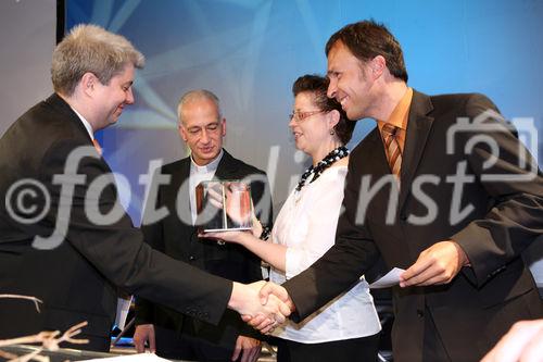 (C) fotodienst/Anna Rauchenberger - Wien, 15.05.2008 - Bereits zum fünften Mal wurde der TRIGOS ? die Auszeichnung für Unternehmen mit Verantwortung ? verliehen. Auch in diesem Jahr hatten österreichische Vorzeigeunternehmen die Möglichkeit, für ihr gesellschaftliches Engagement in den Bereichen Arbeitsplatz , Markt , Gesellschaft und erstmals auch Ökologie prämiert zu werden. FOTO v.l.: Erich Neuwirth (Human Resource Manager, TNT Express), Msgr. DDr. Michael Landau (Caritasdirektor Wien), Christine Marek, Staatsekretärin im Bundesministerium für Wirtschaft und Arbeit, Thomas Lutz (Unternehmenssprecher Microsoft Österreich)