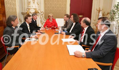 (C) fotodienst/Anna Rauchenberger - Wien, 14.05.2008 - PR-Aktion zur digitalen Signatur im Bundeskanzleramt. Die für E-Government zuständige Staatssekretärin im Bundeskanzleramt, Heidrun Silhavy, hat am Mittwoch in Wien eine Runde hochrangiger Vertreter der IT-Wirtschaft empfangen, um aktuelle Anwendungen der digitalen Signatur zu erörtern. 