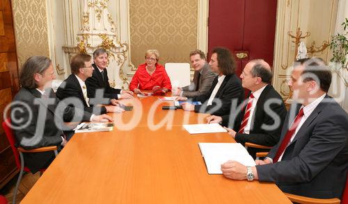 (C) fotodienst/Anna Rauchenberger - Wien, 14.05.2008 - PR-Aktion zur digitalen Signatur im Bundeskanzleramt. Die für E-Government zuständige Staatssekretärin im Bundeskanzleramt, Heidrun Silhavy, hat am Mittwoch in Wien eine Runde hochrangiger Vertreter der IT-Wirtschaft empfangen, um aktuelle Anwendungen der digitalen Signatur zu erörtern. 