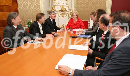 (C) fotodienst/Anna Rauchenberger - Wien, 14.05.2008 - PR-Aktion zur digitalen Signatur im Bundeskanzleramt. Die für E-Government zuständige Staatssekretärin im Bundeskanzleramt, Heidrun Silhavy, hat am Mittwoch in Wien eine Runde hochrangiger Vertreter der IT-Wirtschaft empfangen, um aktuelle Anwendungen der digitalen Signatur zu erörtern. 