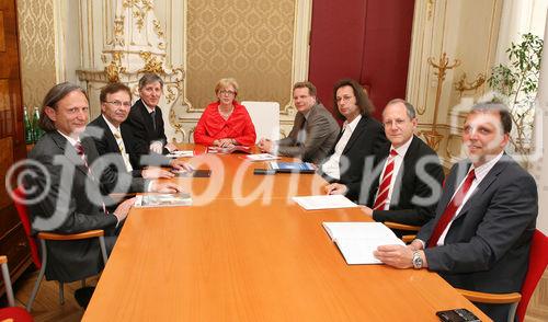 (C) fotodienst/Anna Rauchenberger - Wien, 14.05.2008 - PR-Aktion zur digitalen Signatur im Bundeskanzleramt. Die für E-Government zuständige Staatssekretärin im Bundeskanzleramt, Heidrun Silhavy, hat am Mittwoch in Wien eine Runde hochrangiger Vertreter der IT-Wirtschaft empfangen, um aktuelle Anwendungen der digitalen Signatur zu erörtern. 