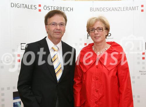 (C) fotodienst/Anna Rauchenberger - Wien, 14.05.2008 - PR-Aktion zur digitalen Signatur im Bundeskanzleramt. FOTO: KR Ferdinand Wieser (GF bmd Systemhaus), Staatssekrekretärin für Regionalpolitik und Verwaltungsreform Heidrun Silhavy