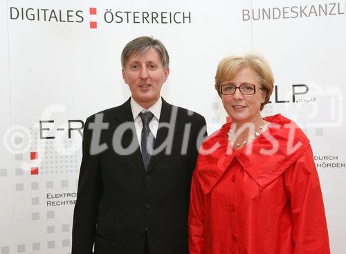 (C) fotodienst/Anna Rauchenberger - Wien, 14.05.2008 - PR-Aktion zur digitalen Signatur im Bundeskanzleramt. FOTO: Dr. Franz Temmel (Geschäftsführer pressetext), Staatssekrekretärin für Regionalpolitik und Verwaltungsreform Heidrun Silhavy