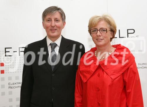 (C) fotodienst/Anna Rauchenberger - Wien, 14.05.2008 - PR-Aktion zur digitalen Signatur im Bundeskanzleramt. FOTO: Dr. Franz Temmel (Geschäftsführer pressetext), Staatssekrekretärin für Regionalpolitik und Verwaltungsreform Heidrun Silhavy