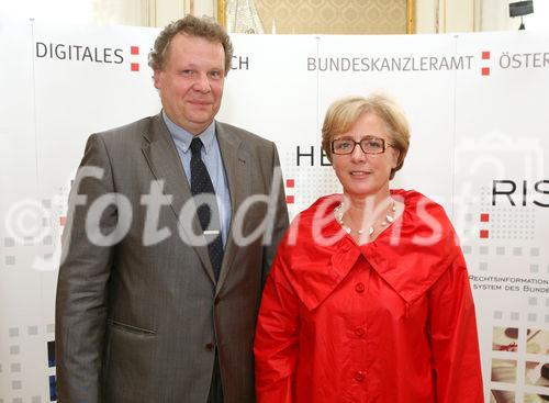 (C) fotodienst/Anna Rauchenberger - Wien, 14.05.2008 - PR-Aktion zur digitalen Signatur im Bundeskanzleramt. FOTO: Michael Butz (GF a-trust), Staatssekrekretärin für Regionalpolitik und Verwaltungsreform Heidrun Silhavy