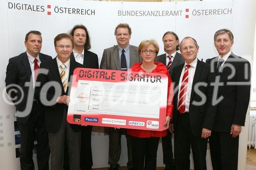 (C) fotodienst/Anna Rauchenberger - Wien, 14.05.2008 - PR-Aktion zur digitalen Signatur im Bundeskanzleramt. Die für E-Government zuständige Staatssekretärin im Bundeskanzleramt, Heidrun Silhavy, hat am Mittwoch in Wien eine Runde hochrangiger Vertreter der IT-Wirtschaft empfangen, um aktuelle Anwendungen der digitalen Signatur zu erörtern. FOTO v.l.n.r.: Ing. Roland Ledinger (Leiter ADV Bundeskanzleramt), KR Ferdinand Wieser (GF bmd Systemhaus), Tom Wolf (GF mPAY24), Michael Butz (GF a-trust), Heidrun Silhavy (Staatssekretärin Bundeskanzleramt), Peter Neubauer (Vorsitzender Geschäftsführung PayLife), Prof. Dr. Reinhard Posch (CIO Bundeskanzleramt), Dr. Franz Temmel (Geschäftsführer pressetext) 