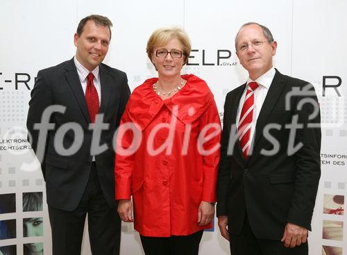 (C) fotodienst/Anna Rauchenberger - Wien, 14.05.2008 - PR-Aktion zur digitalen Signatur im Bundeskanzleramt. Die für E-Government zuständige Staatssekretärin im Bundeskanzleramt, Heidrun Silhavy, hat am Mittwoch in Wien eine Runde hochrangiger Vertreter der IT-Wirtschaft empfangen, um aktuelle Anwendungen der digitalen Signatur zu erörtern. FOTO v.l.n.r.: Ing. Roland Ledinger (Leiter ADV Bundeskanzleramt), Heidrun Silhavy (Staatssekretärin Bundeskanzleramt), Prof. Dr. Reinhard Posch (CIO Bundeskanzleramt)