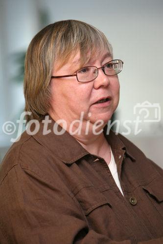 (C) fotodienst/Anna Rauchenberger - Wien, 14.05.2008 - Unter dem Titel 'The Austrian Wines' veröffentlicht die Hotelgruppe Vienna International Hotelmanagement AG ihr erstes Weinbuch. Auf 260 Seite erfährt der Leser Wissenswertes über die 16 Weinbaugebiete Österreichs, lernt Winzerinnen und Winzer kennen und bekommt Lust auf insgesamt  143 österreichische Weine. FOTO: Dr. Christa Hanten (Textgestaltung für das Weinbuch)